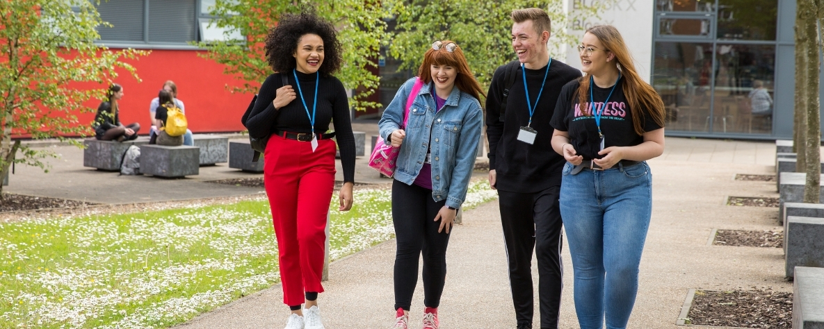 Students walking outside 鶹ýŶ campus