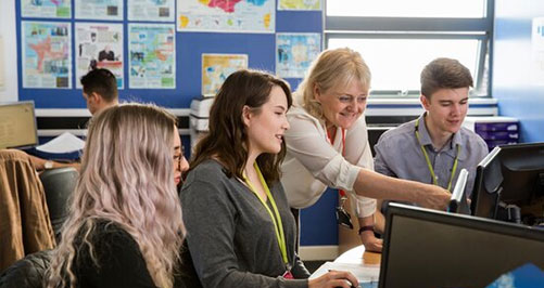 10-support Tutor helping student