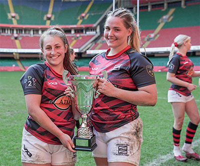 鶹ýŶ women's rugby team players with cup