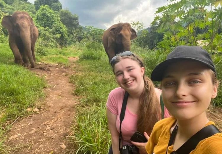 ŮŸ students with elephants