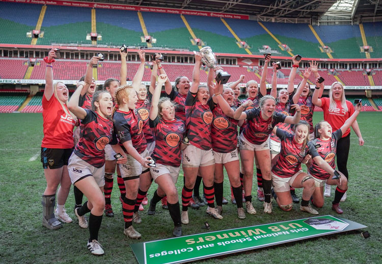 鶹ýAV womens rugby team lifting trophy