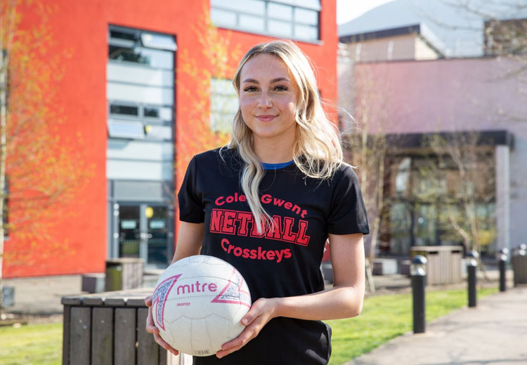 Coleg Gwent netball player