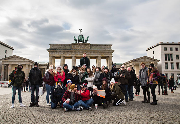 ŮŸ students in front of monument