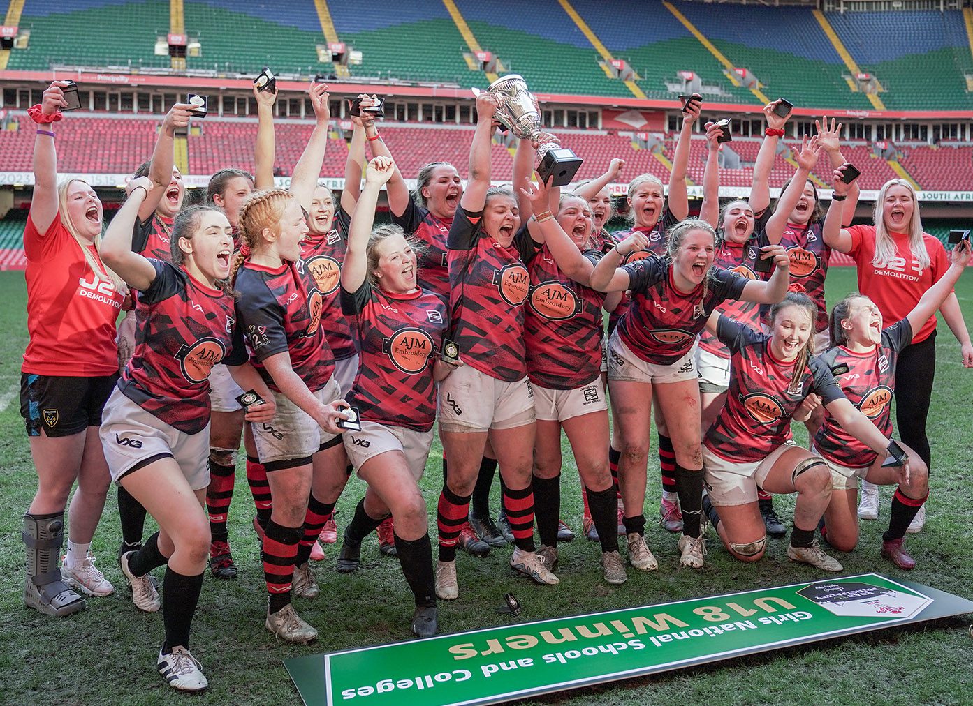 Ů�Ÿ� female rugby academy celebrating win