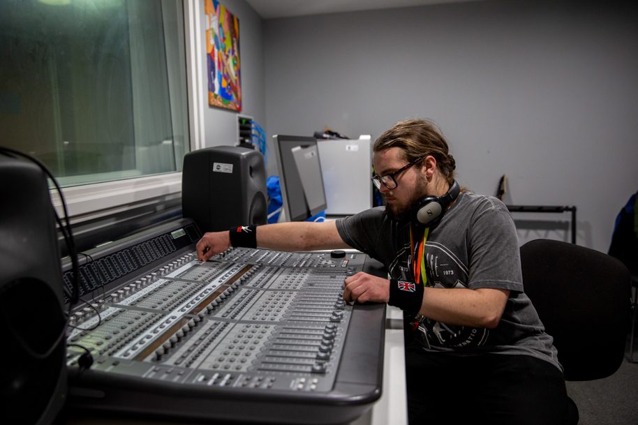 Mixing desk