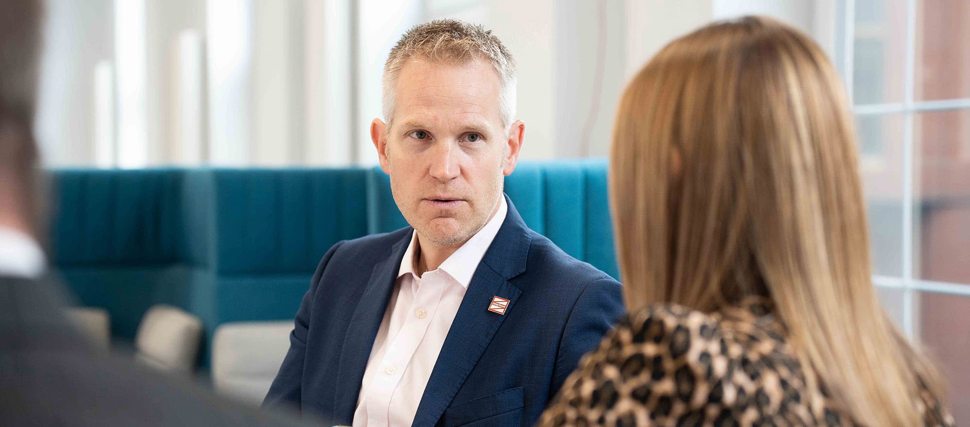 ŮŸ staff talking to employer